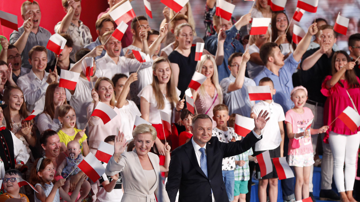 A kormányzó Jog és Igazságosság (PiS) támogatásával induló jelenlegi lengyel elnök, Andrzej Duda (k, elöl) és felesége, Agata Kornhauser-Duda (b, elöl) a támogatóiknak integet az elnökválasztás vasárnapi első fordulója után a lengyelországi Lowitzban 2020. június 28-án. Az urnazárást követően végzett első exit poll felmérések szerint Duda nyerte meg az első fordulót, de nem szerezte meg a voksok abszolút többségét, így az ő és a fő ellenzéki erő, a Polgári Platform (PO) által vezetett koalíció jelöltje, Rafal Trzaskowski varsói főpolgármester részvételével második fordulót kell tartani.
