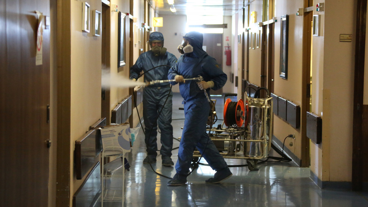 Az orosz védelmi minisztérium által közreadott képen baráti segítségképpen orosz katonai szakemberek a belgrádi Katonaorvosi Akadémiát fertőtlenítik a koronavírus-járvány idején, 2020. április 23-án.