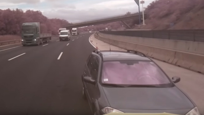 Drámai videó az M0-sról, döbbenetes a becsapódás és az is, amit utána az autós művelt