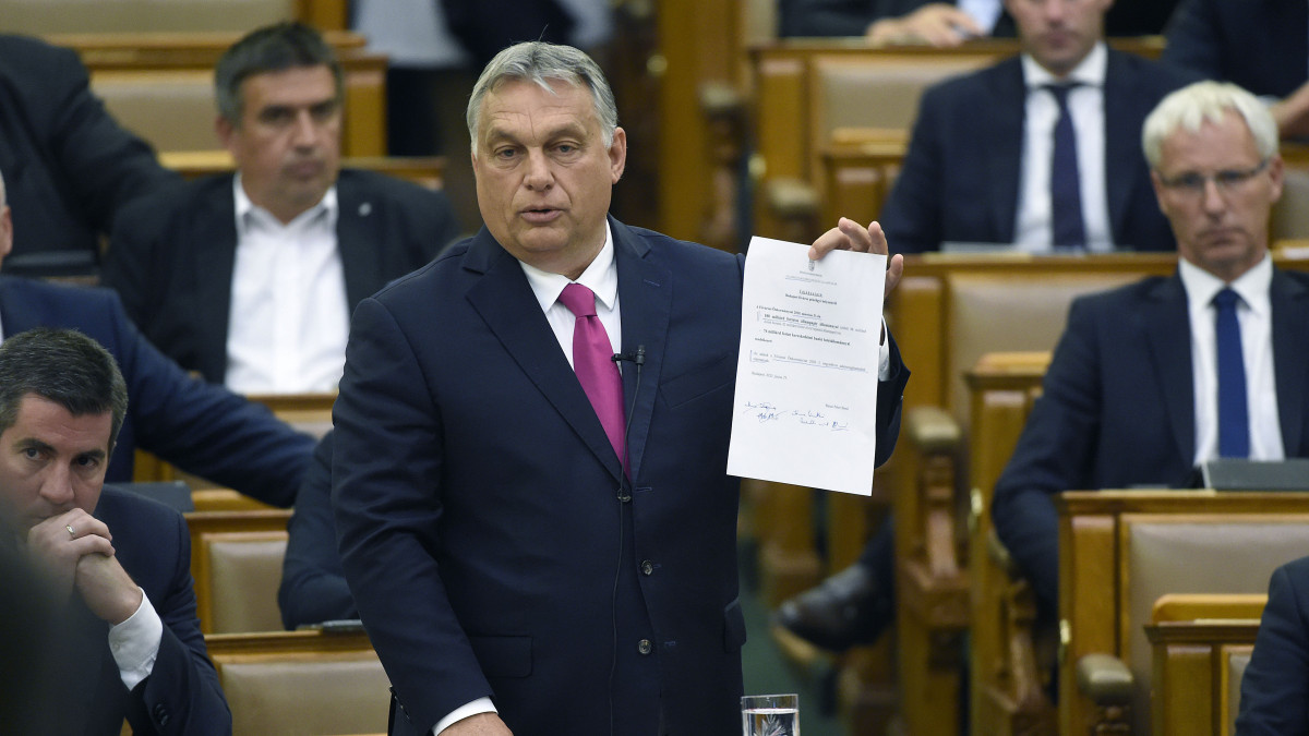 Orbán Viktor miniszterelnök beszél az azonnali kérdések órájában az Országgyűlés plenáris ülésén 2020. június 29-én. A miniszterelnök megismételte: a kormány által állítólag nyomorgatott Budapest számláján 180 milliárd forintnyi, bármikor mozgósítható állampapír van. A kormány - még Tarlós István főpolgármestersége idején - ennek ellenére megszavazott 6 milliárd forintot a Lánchídra, és ez áll a főváros rendelkezésére - közölte Orbán Viktor.