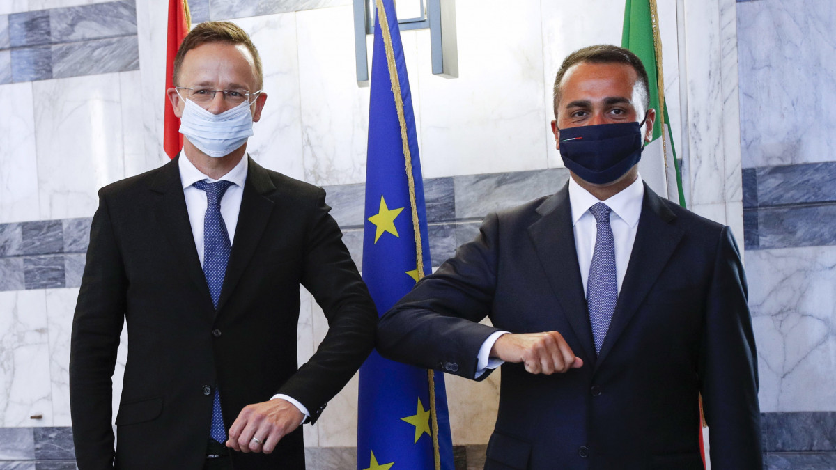 Szijjártó Péter külgazdasági és külügyminisztert (b) fogadja Luigi Di Maio olasz külügyminiszter a római Farnesina-palotában 2020. június 29-én.