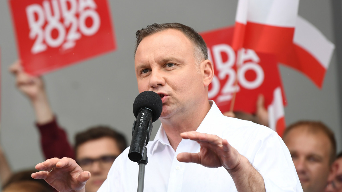 A kormányzó Jog és Igazságosság (PiS) támogatásával induló jelenlegi lengyel elnök, Andrzej Duda beszél támogatóihoz a Kwidzynben tartott kampányrendezvényén 2020. június 29-én. A lengyel elnökválasztás előző napi első fordulójában, a szavazatok 99,77 százalékos feldolgozottsága alapján Duda a voksok 43,67 százalékát, míg Rafal Trzaskowski varsói főpolgármester, a fő ellenzéki erő, a Polgári Platform vezette koalíció jelöltje  pedig a szavazatok 30,34 százalékát nyerte el.