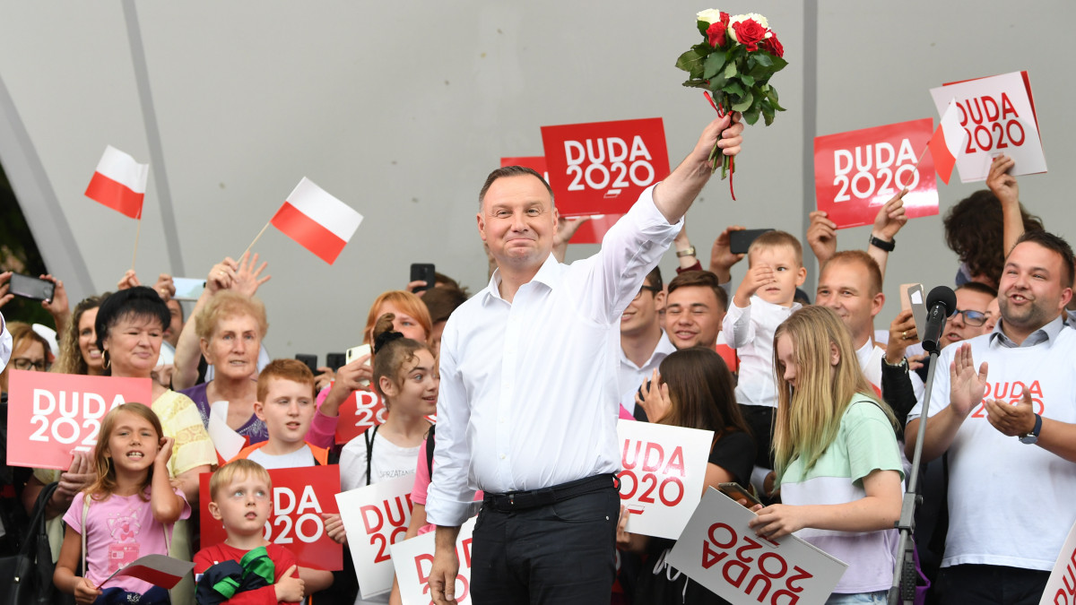A kormányzó Jog és Igazságosság (PiS) támogatásával induló jelenlegi lengyel elnök, Andrzej Duda köszönti támogatóit a Kwidzynben tartott kampányrendezvényén 2020. június 29-én. A lengyel elnökválasztás előző napi első fordulójában, a szavazatok 99,77 százalékos feldolgozottsága alapján Duda a voksok 43,67 százalékát, míg Rafal Trzaskowski varsói főpolgármester, a fő ellenzéki erő, a Polgári Platform vezette koalíció jelöltje  pedig a szavazatok 30,34 százalékát nyerte el.