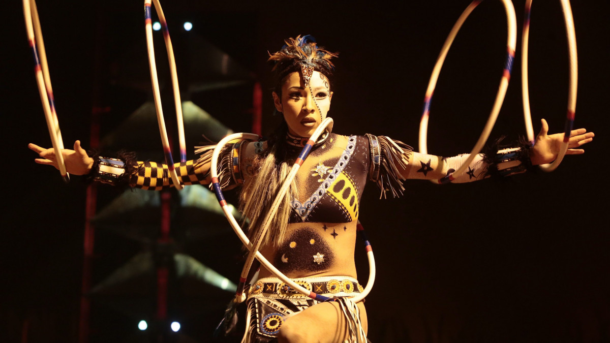 A kanadai Cirque Du Soleil társulat egyik artistája hulahopp karikákkal a Totem nevű előadásuk szingapúri sajtóbemutatóján 2015. október 27-én. A társulat október 28-tól december 6-ig tart előadásokat a világkörüli turnéjának szingapúri állomásán.