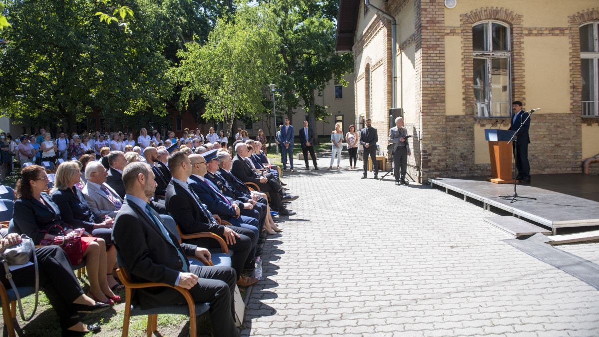 Áder János köztársasági elnök beszédet mond az Országos Hematológiai és Infektológiai Intézet Semmelweis-napi ünnepségén a Szent László Kórház udvarán 2020. június 30-án.