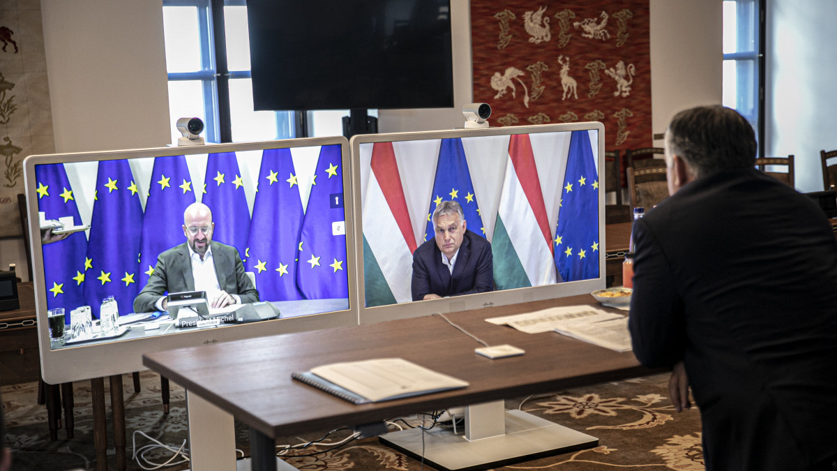 A Miniszterelnöki Sajtóiroda által közreadott képen Orbán Viktor miniszterelnök (j) videokonferencián egyeztetett Charles Michellel, az Európai Tanács elnökével a július 17-18-án esedékes EU-csúcs előkészítéséről a Karmelita kolostorban 2020. június 30-án.