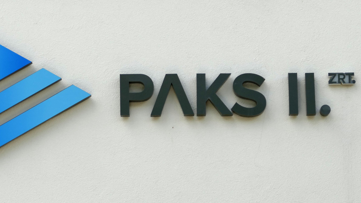 A Paksi Atomerőmű bővítésére létrejött Paks II. Zrt. új logója irodaháza homlokzatán a város modern negyedében. MTVA/Bizományosi: Jászai Csaba  *************************** Kedves Felhasználó!