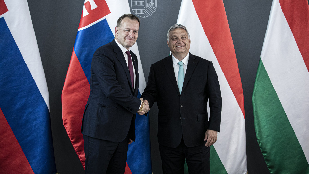 A Miniszterelnöki Sajtóiroda által közreadott képen Orbán Viktor miniszterelnök (j) fogadja Boris Kollár szlovák házelnököt (b) a Karmelita kolostorban 2020. június 30-án.