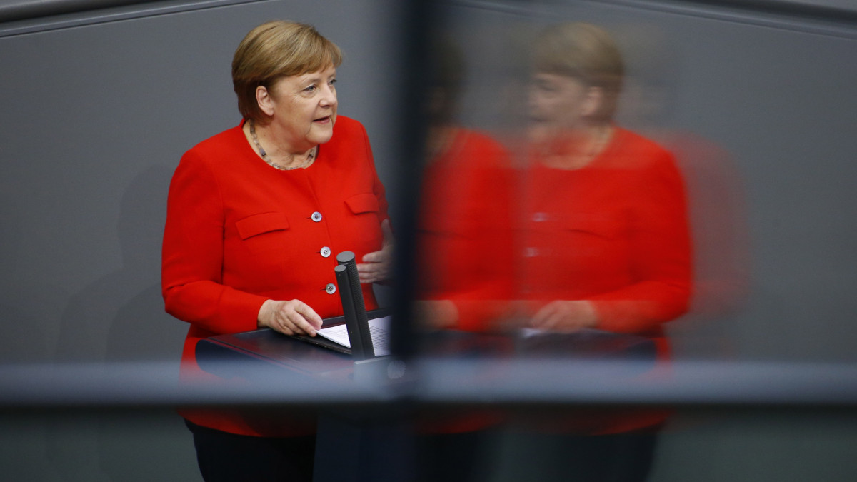 Angela Merkel kancellár beszél a német soros európai uniós elnökségről a parlament plenáris ülésén Berlinben 2020. június 18-án. Németország július 1-jétől tölti be az Európai Unió soros elnökségét.