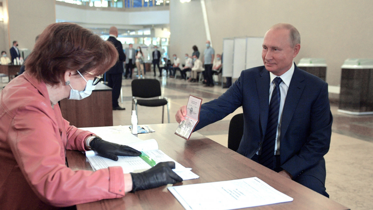 Vlagyimir Putyin orosz elnök megmutatja útlevelét egy szavazóhelyiségben az alkotmánymódosításról tartott oroszországi népszavazáson Moszkvában 2020. július 1-jén. A módosítás elfogadásának esetén eltörölnék a hivatalban lévő Vlagyimir Putyin elnök újraválaszthatóságának korlátozását, így 2024-ben és 2030-ban is indulhatna az elnökválasztáson. A népszavazást eredetileg április 22-én, Lenin 150. születésnapján tartották volna, de a koronavírus-járvány miatt elhalasztották, majd a július 1-re kiírt voksolás a torlódás és a fertőzésveszély csökkentése érdekében már június 25-én elkezdődhetett.