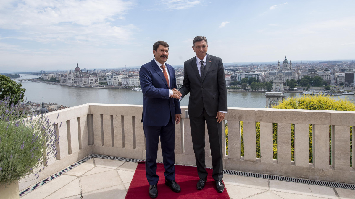Áder János köztársasági elnök (b) fogadja Borut Pahor szlovén államfőt a Sándor-palotában 2020. július 2-án.