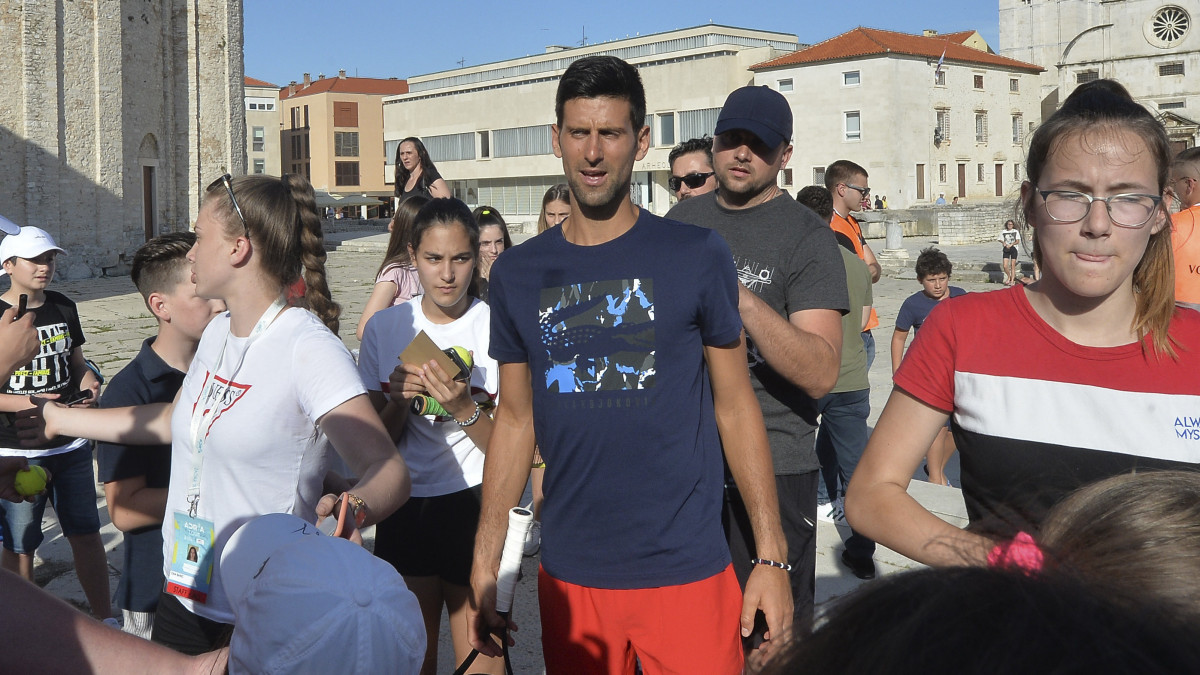 2020. június 19-én készült kép, amelyen Novak Djokovic szerb teniszező (k) szurkolóinak körében látható Zárában. 2020. június 23-án Djokovic bejelentette, hogy a koronavírus-vizsgálat fertőzöttséget mutatott ki nála és a feleségénél is az általa kezdeményezett Adria Tour balkáni tenisztorna-sorozat zárai állomása után. A sorozat hátralévő két tornáját törölték.
