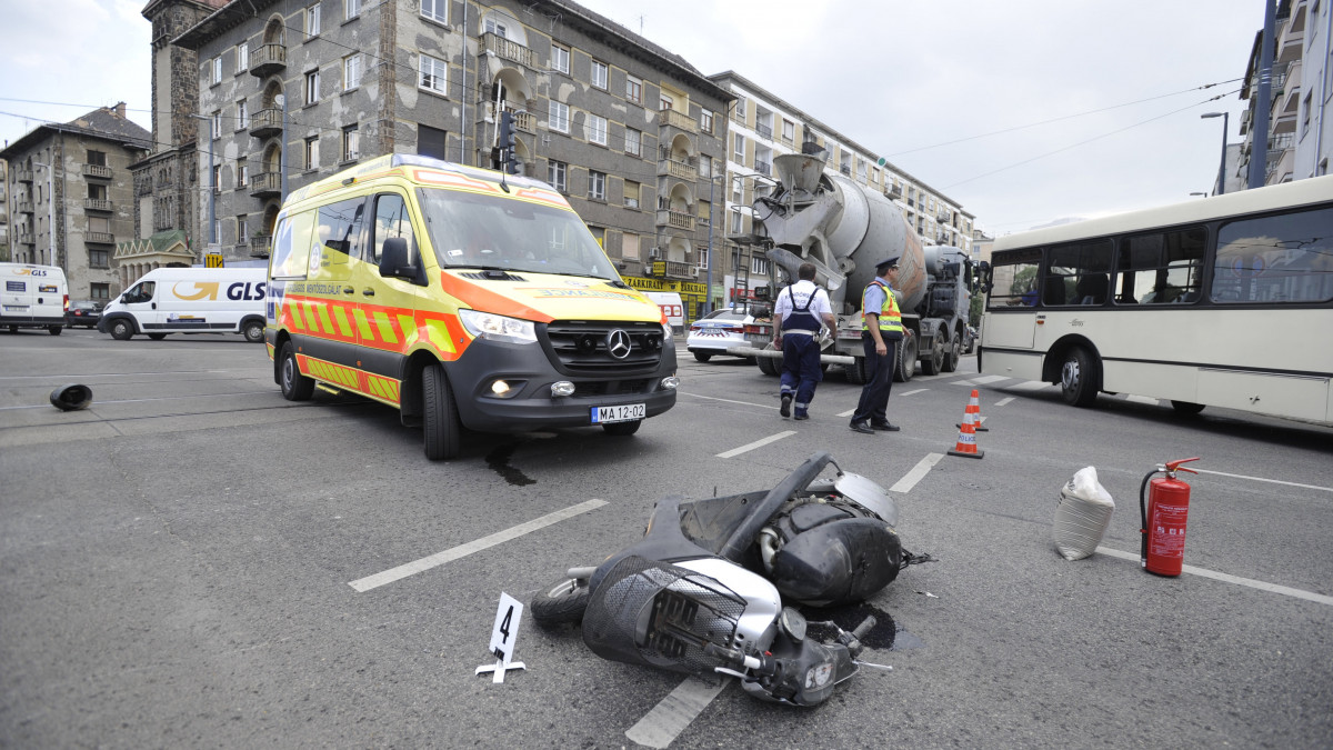 Ütközésben összetört motorkerékpár a főváros XI. kerületében, a Bocskai út és Fehérvári út kereszteződésében 2020. július 2-án. A betonkeverő teherautóval ütközött motoros a helyszínen életét vesztette.