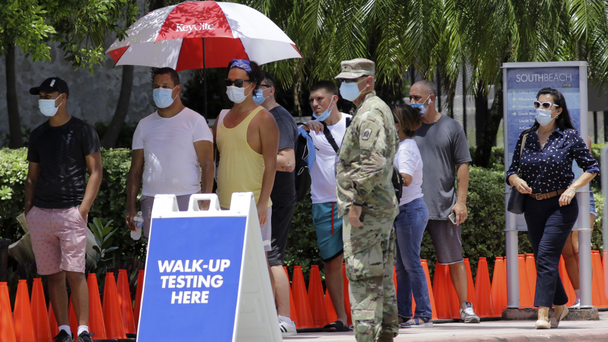 Koronavírus-tesztelésre várakoznak emberek Miami Beach-en 2020. június 30-án.