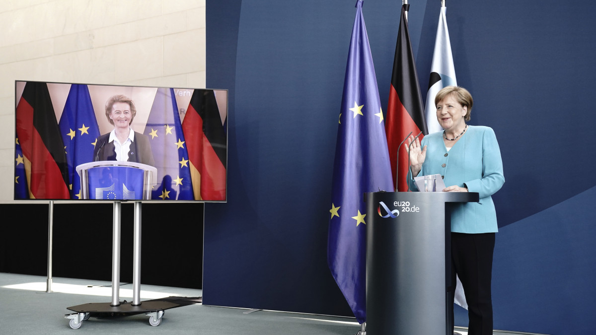 Angela Merkel német kancellár (j) képernyőn keresztül hallgatja Ursula von der Leyent, az Európai Bizottság elnökét videokonferencia keretében tartott közös sajtótájékoztatójukon Berlinben 2020. július 2-án. Merkel bejelentette, hogy a nyár végéig feltétlenül meg kell állapodni a koronavírus-járvány hatásainak ellensúlyozását szolgáló európai uniós helyreállítási alapról és a 2021-ben kezdődő hétéves ciklusra szóló közös költségvetésrő.