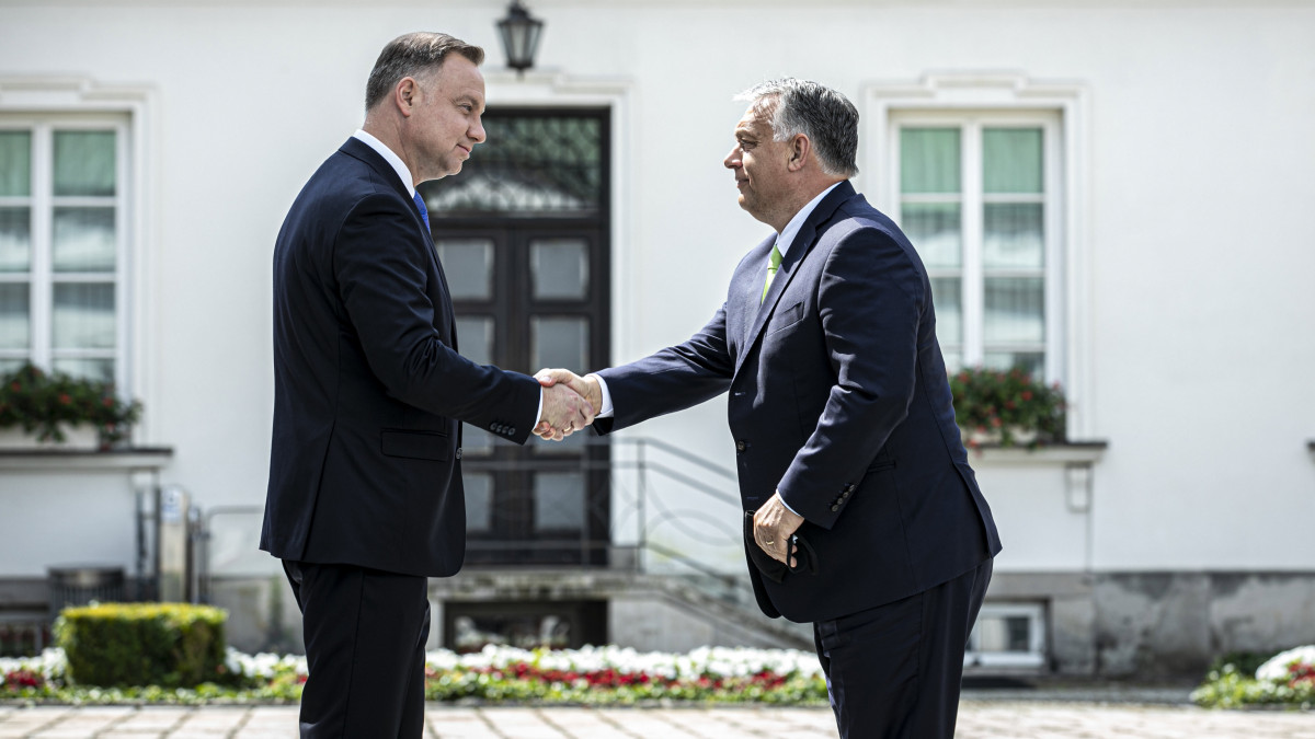 A Miniszterelnöki Sajtóiroda által közreadott képen Andrzej Duda lengyel elnök (b) fogadja Orbán Viktor miniszterelnököt a visegrádi csoport (V4) varsói csúcstalálkozóján 2020. július 3-án.