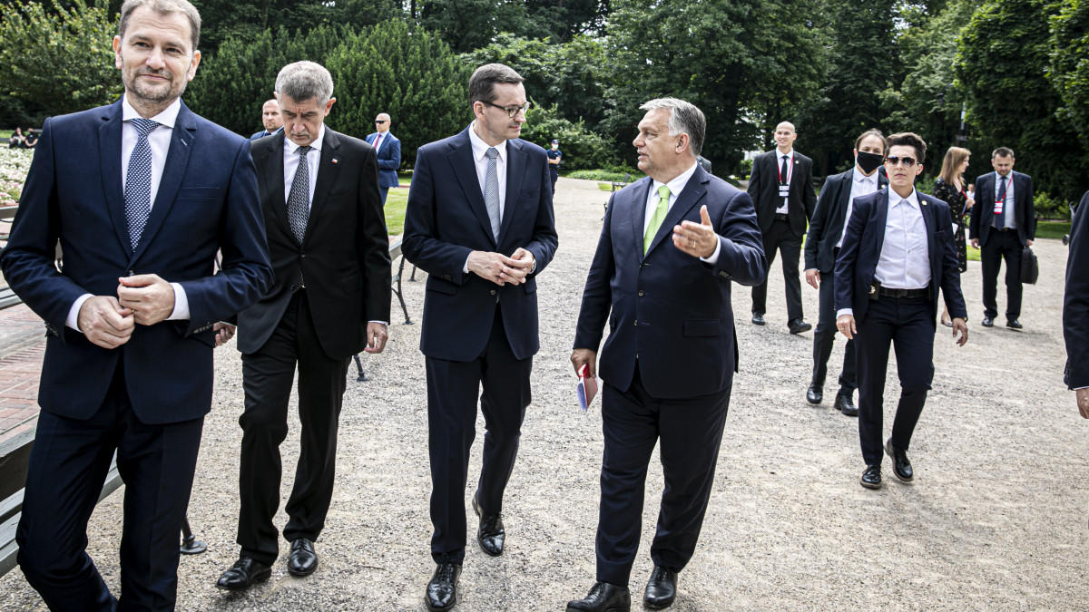 A Miniszterelnöki Sajtóiroda által közreadott képen Orbán Viktor magyar, Mateusz Morawiecki lengyel, Andrej Babis cseh és Igor Matovic szlovák miniszterelnök (j-b) a visegrádi csoport (V4) varsói csúcstalálkozóján 2020. július 3-án.