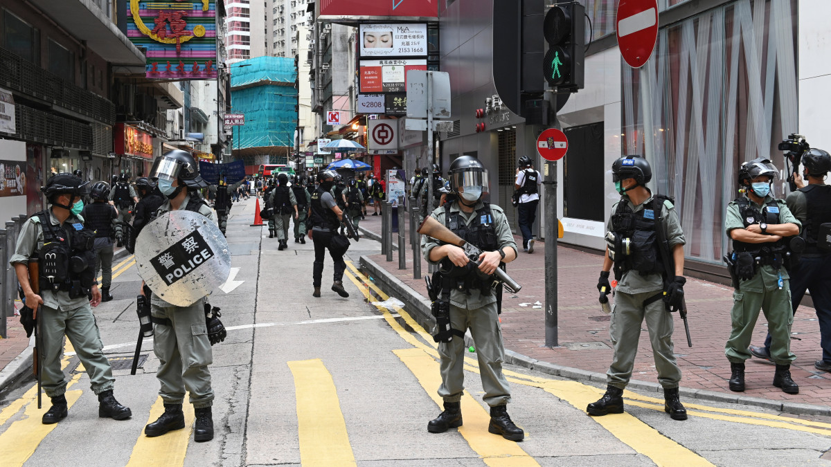 Rohamrendőrök az új nemzetbiztonsági törvény elleni tüntetésen Hongkongban 2020. július 1-jén, a városállam Kínához való visszacsatolásának 23. évfordulóján. A brit koronagyarmat 1997-ben ezen a napon került vissza különleges közigazgatási övezetként Kína fennhatósága alá. A rendőrök később 30 embert őrizetbe vettek a gyülekezési törvény megsértése, intézkedés akadályozása, fegyverbirtoklás és az új törvény megsértése miatt.