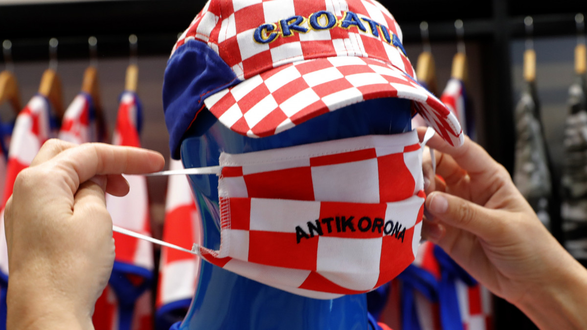Nemzeti színű maszkot helyez egy eladó egy próbababára egy zágrábi ajándékboltban 2020. június 24-én. Horvátországban nőtt az új koronavírussal fertőzöttek száma. Vilim Beros egészségügyi miniszter szerint az új fertőzöttek számának növekedése arra figyelmeztet, hogy továbbra is óvatosnak kell lenni, de nem jelenti azt, hogy a járványhelyzet jelentős mértékben súlyosodott volna az országban.