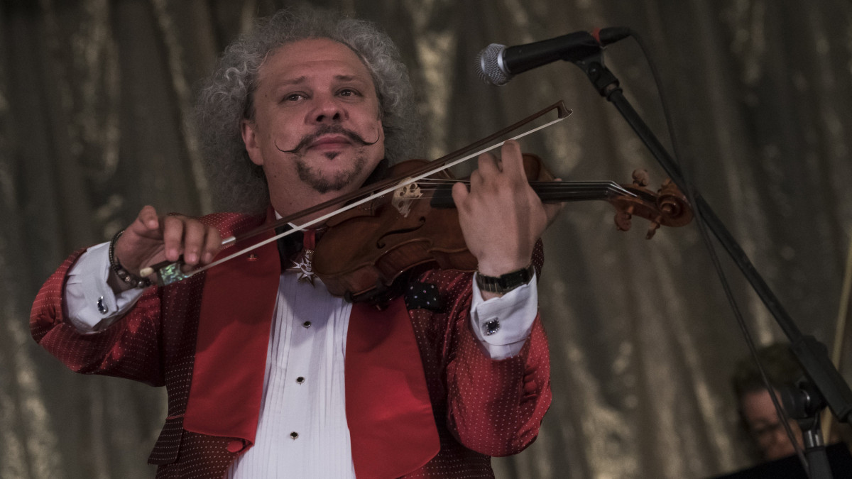 Roby Lakatos hegedűvirtuóz koncertet ad a 193. Anna-bál közönségének a balatonfüredi Anna Grand Hotel dísztermében 2018. július 22-én.