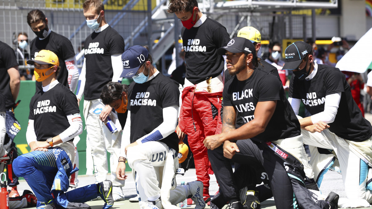 A Black Lives Matter (Fekete életek számítanak) mozgalom iránti szolidaritásból térdelnek a versenyzők a Forma-1-es autós gyorsasági világbajnokság Osztrák Nagydíjának rajtja előtt a spielbergi pályán 2020. július 5-én.