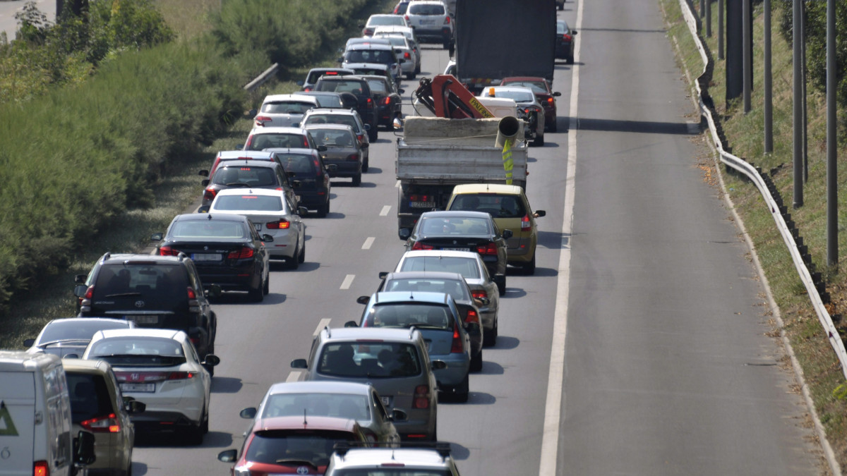 Torlódó járművek az M7-es autópályán Tárnoknál, miután három autó ütközött Érd térségében 2015. augusztus 7-én. A balesetben többen könnyebben megsérültek.