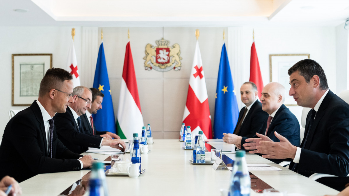 A Külgazdasági és Külügyminisztérium (KKM) által közreadott képen Szijjártó Péter Külgazdasági és Külügyminiszter (b) és Giorgi Gakharia georgiai miniszterelnök (j) megbeszélést folytat Georgia fővárosában, Tbilisziben 2020. július 6-án.