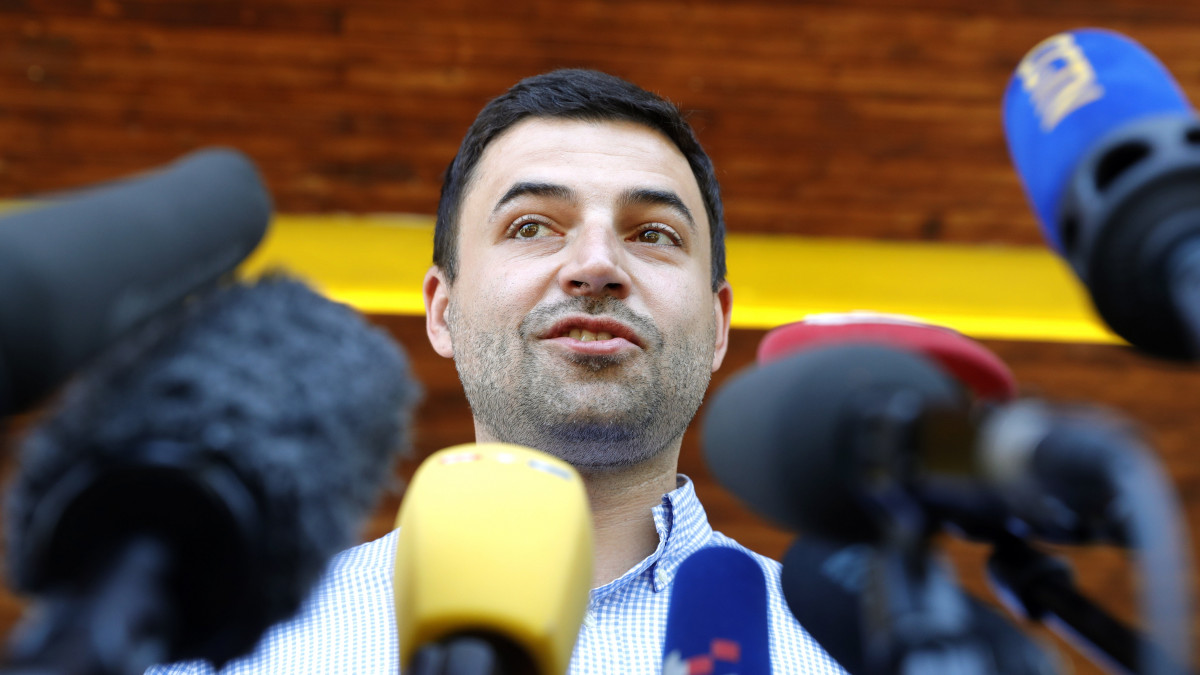 Davor Bernardic, a horvát Szociáldemokrata Párt elnöke nyilatkozik a sajtó képviselőinek, miután voksolt egy zágrábi szavazóhelyiségben 2020. július 5-én, az előrehozott parlamenti választások napján.