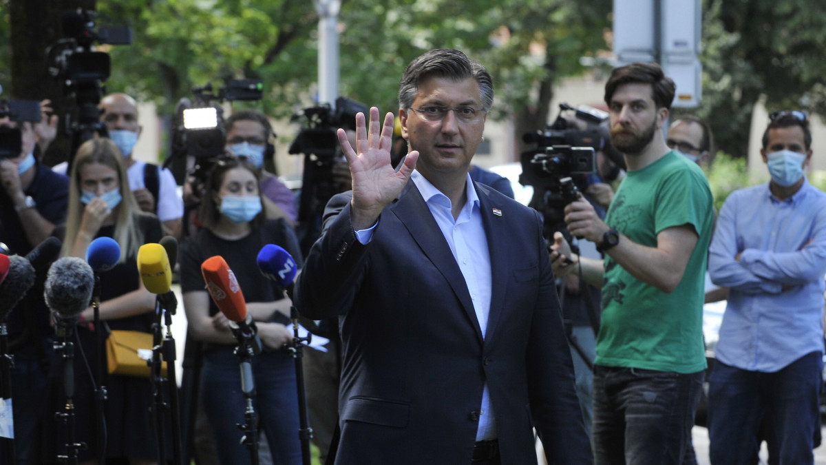 Andrej Plenkovic horvát miniszterelnök, miután voksolt egy zágrábi szavazóhelyiségben 2020. július 5-én, az előrehozott parlamenti választások napján.