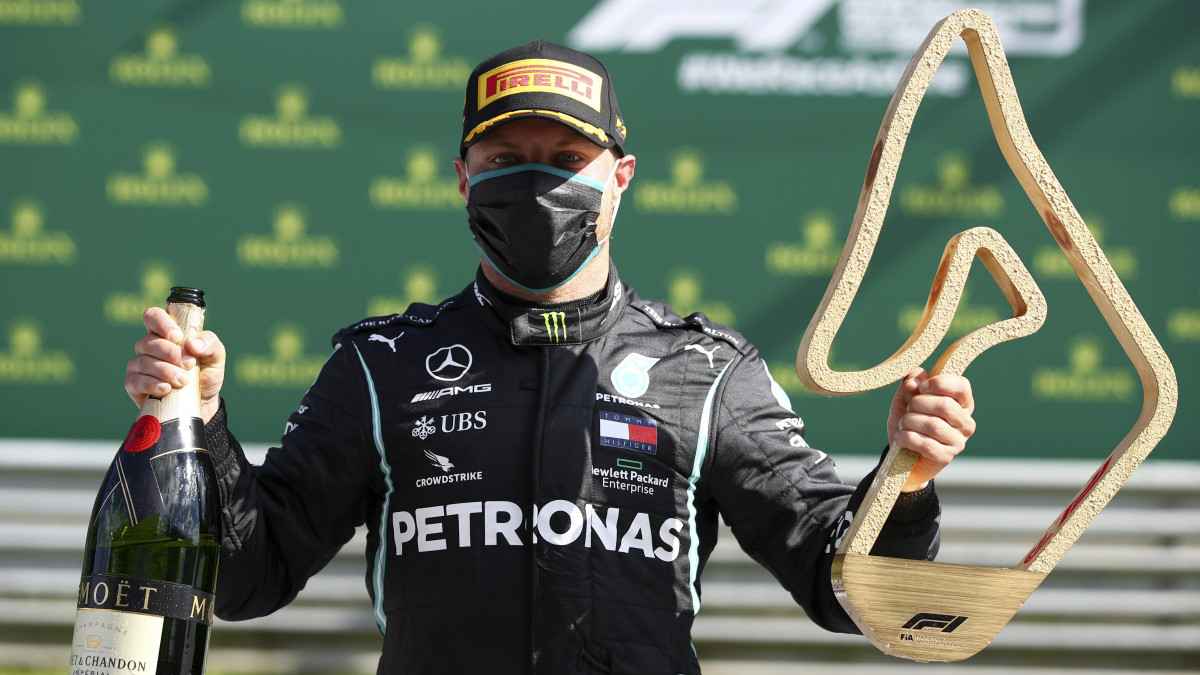 Valtteri Bottas, a Mercedes finn versenyzője ünnepel, miután megnyerte a Forma-1-es autós gyorsasági világbajnokság Osztrák Nagydíját a spielbergi pályán 2020. július 5-én.