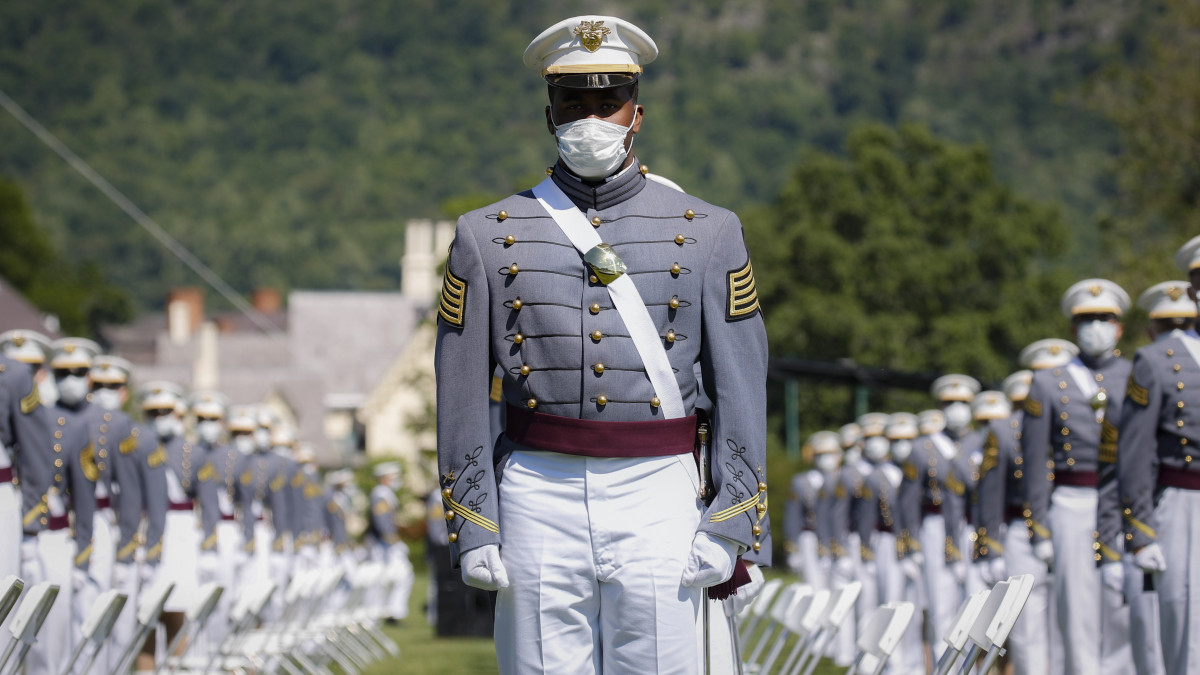 Védőmaszkot viselő kadétok az Egyesült Államok Katonai Akadémiája végzőseinek tanévzáró ünnepségén a New York melletti West Pointban 2020. június 13-án.