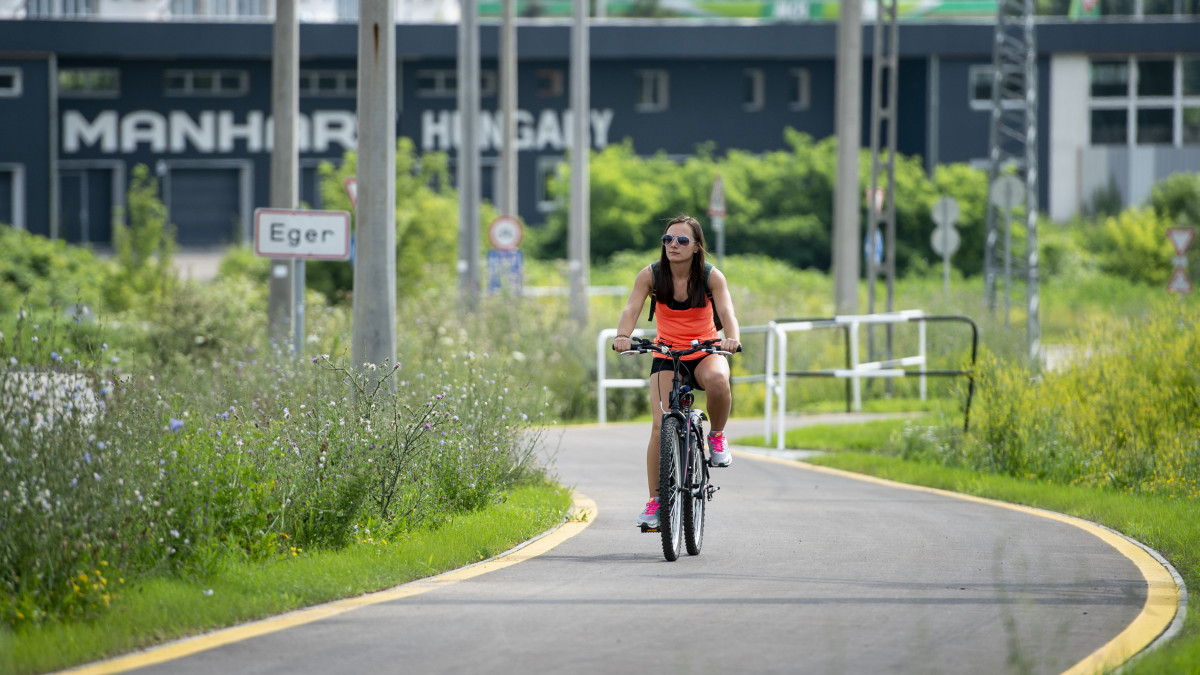 Kerékpáros az Eger-Egerszalók-Hőforrás között megépült 5 kilométeres kerékpárúton Eger közelében, az út átadásának napján 2020. június 26-án.