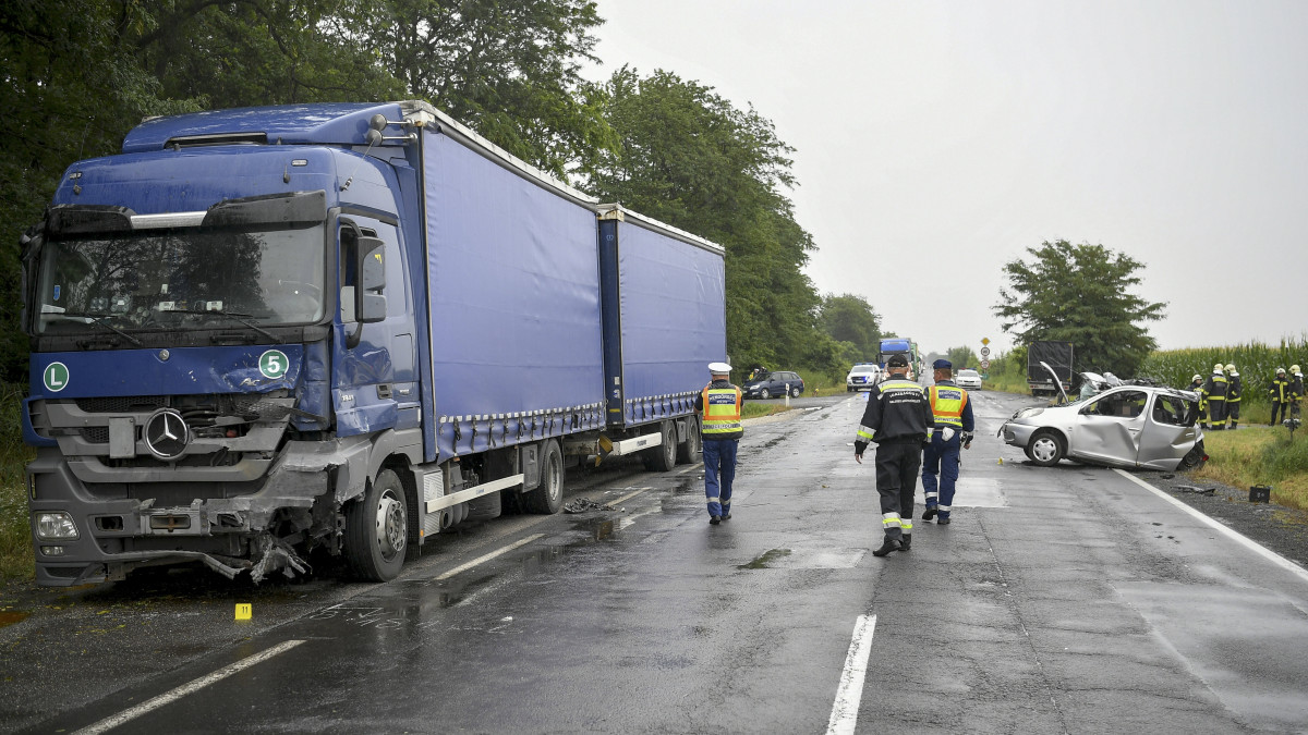 Összeroncsolódott járművek a 42-es főúton, Berettyóújfalu és Földes között 2020. július 7-én. A balesetben egy személyautó, egy kistehergépkocsi és egy kamion ütközött össze. Az autó vezetője a helyszínen meghalt.