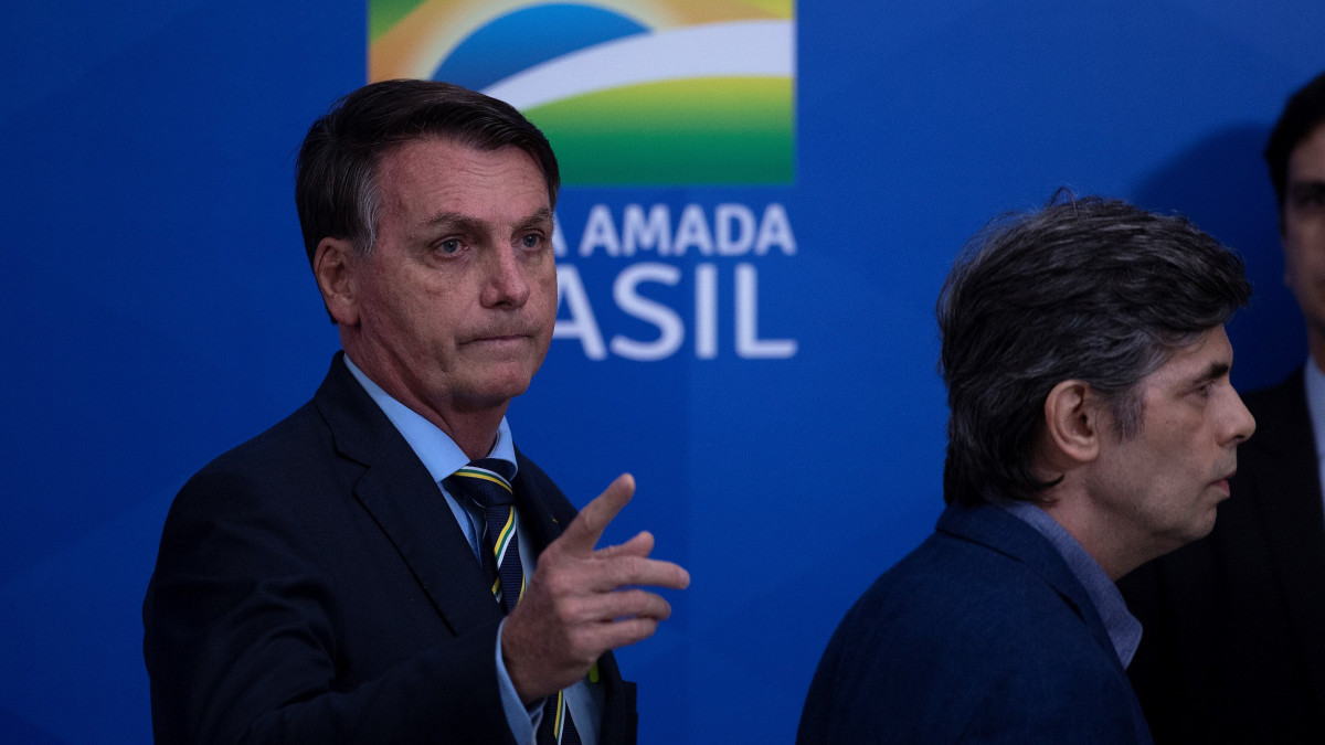Jair Bolsonaro brazil elnök (b) bejelenti, hogy meneszti Luiz Henrique Mandetta egészségügyi minisztert Brazíliavárosban 2020. április 16-án, utódja a tárcavezetői tisztségben Nelson Teich onkológus (j) lesz. Mandetta szorgalmazta az általános karantén alkalmazását a koronavírus-járvány lassítására, amivel a brazil elnök nem értett egyet.