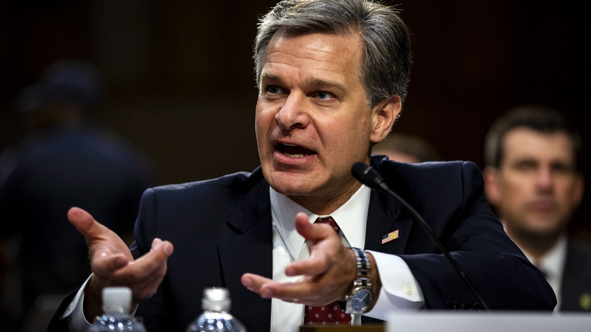 Washington, 2018. június 18.Christopher Wray, az amerikai Szövetségi Nyomozóiroda (FBI) igazgatója a szenátus igazságügyi bizottságának a 2016-os elnökválasztási kampány törvénytelen befolyásolása ügyében tartott meghallgatásán Washingtonban 2018. június 18-án. (MTI/EPA/Al Drago)