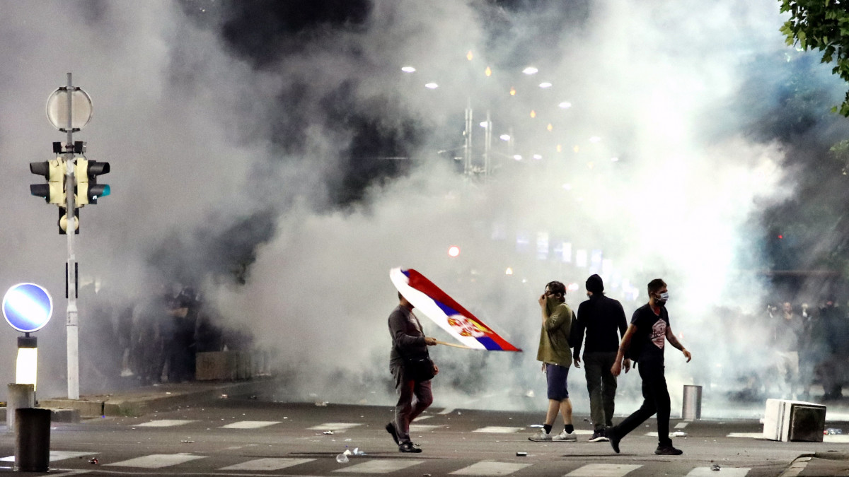 Rendőrök és tüntetők összecsapása a belgrádi parlament előtt 2020. július 7-én. A tüntetők a hétvégi kijárási tilalom újbóli bevezetése ellen tiltakoznak. Szerbiában a koronavírus-fertőzöttek számának jelentős növekedése miatt tervezik a hatóságok a szigorítások esetleges ismételt bevezetését.