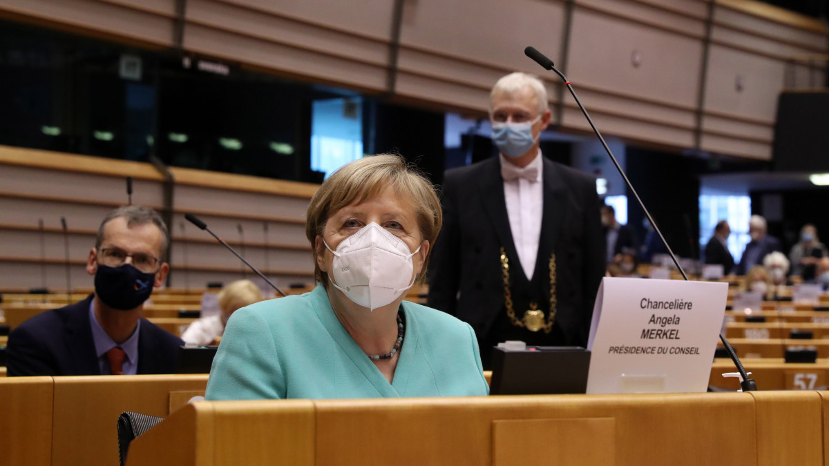 Angela Merkel, az Európai Unió Tanácsának soros elnöki posztját betöltő Németország kancellárja védőmaszkban vesz részt az Európai Parlament plenáris ülésén Brüsszelben 2020. július 8-án.