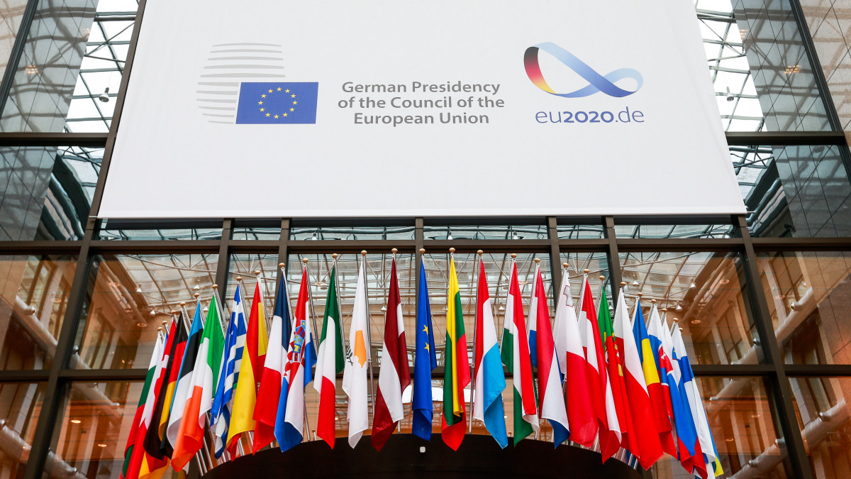 Németország soros uniós elnökségét hirdető plakát az Európai Tanács épületében, Brüsszelben 2020. július 1-jén. Ettől a naptól kezdve hat hónapig Németország tölti be az Európai Unió soros elnökségét, Berlin Horvátországtól vette át, majd januárban Portugáliának adja tovább a tisztséget.