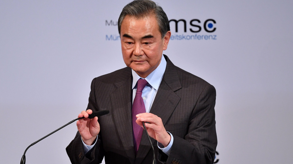 Vang Ji kínai külügyminiszter, államtanácsos beszédet mond a 56. Müncheni Nemzetközi Biztonságpolitikai Konferencián (MSC), a háromnapos rendezvény második napján, 2020. február 15-én.