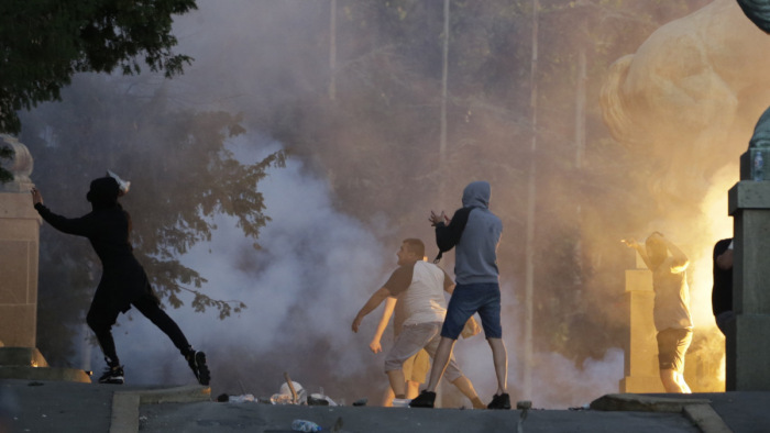 Folytatódtak a tüntetések Szerbiában - több tucat sérült