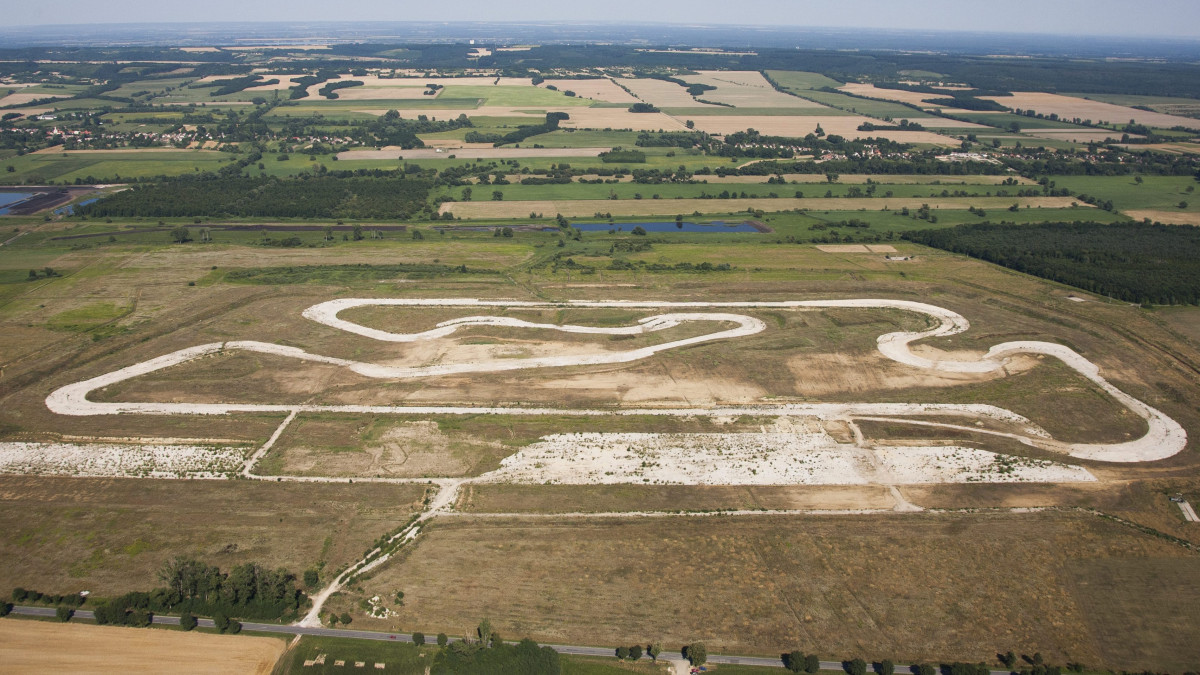 Légi felvétel az üresen álló sávolyi MotoGp pályáról 2013. július 21-én.