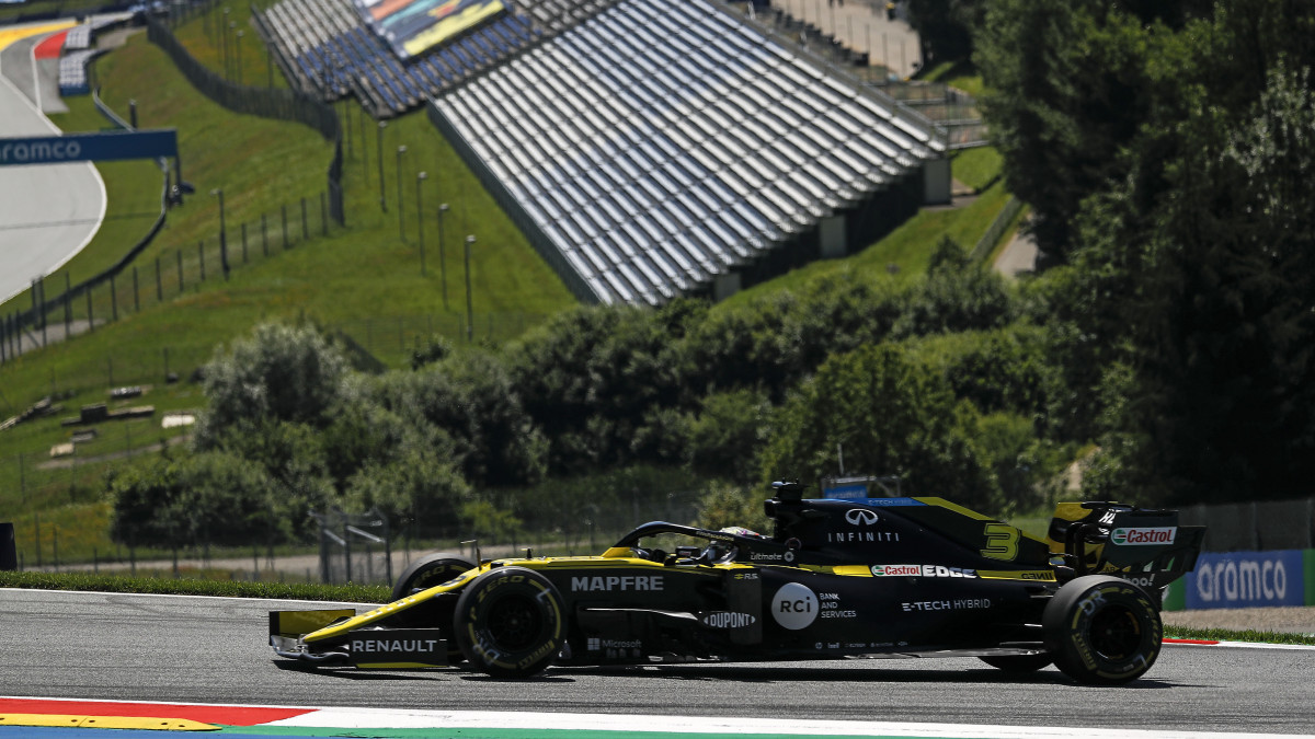 Daniel Ricciardo, a Renault ausztrál versenyzője a Forma-1-es autós gyorsasági világbajnokság második Osztrák Nagydíjának első szabadedzésén a spielbergi pályán 2020. július 10-én. A második Osztrák Nagydíjat július 12-én rendezik.