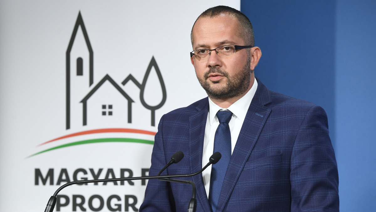 Gyopáros Alpár, a modern települések fejlesztéséért felelős kormánybiztos sajtótájékoztatót tart a Magyar Falu Program eredményeiről Budapesten 2019. október 25-én.