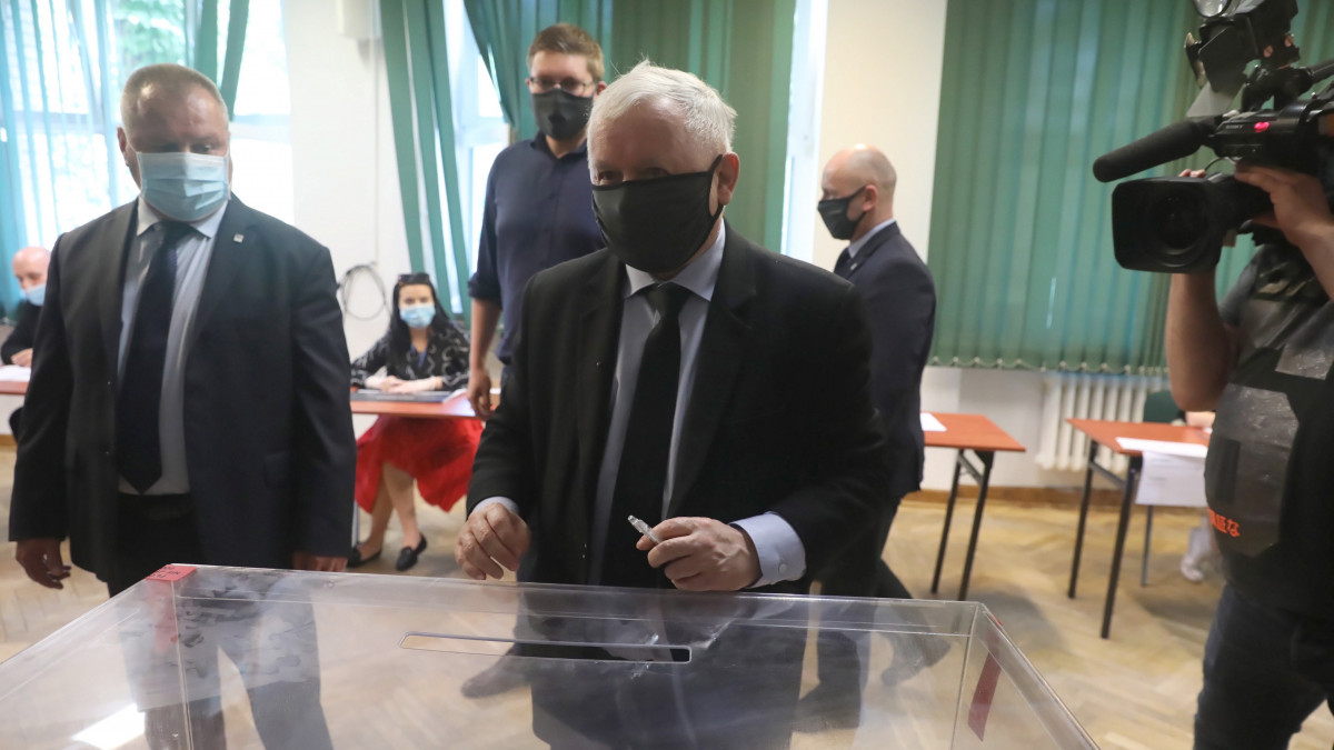 A koronavírus miatt védőmaszkot viselő Jaroslaw Kaczynski, a lengyel kormányzó Jog és Igazságosság Pártjának (PiS) elnöke a lengyel elnökválasztás első fordulójában Varsóban 2020. június 28-án.