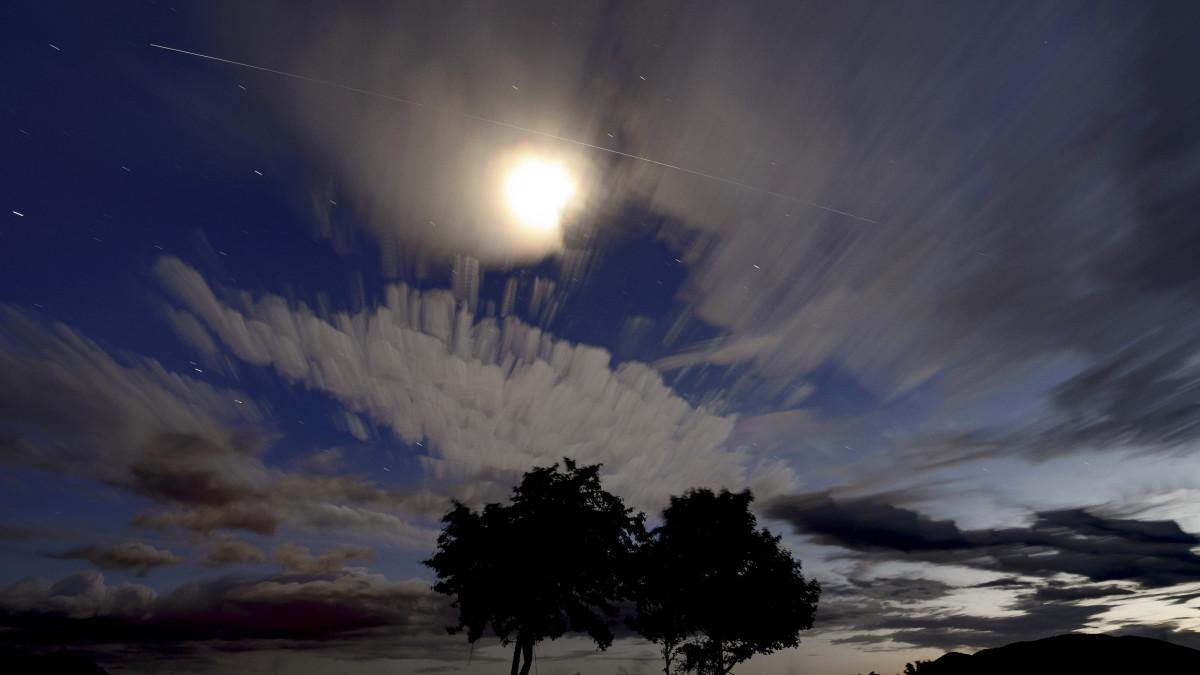 A több, hosszú expozíciós idővel készült felvételből számítógéppel összeállított felvételen a Nemzetközi Űrállomás (ISS) látszik az égen Salgótarján Somoskő településrészéről fotózva 2020. május 30-án este. A képen az űrállomás mozgása fényes szakaszként látható.