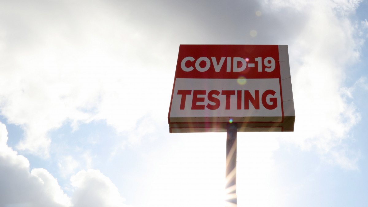 Koronavírus-tesztelésre figyelmeztető tábla egy houstoni tesztállomáson 2020. júlus 11-én. A koronavírus-járvány leginkább az Egyesült Államokat sújtja, eddig 3 355895 fertőzöttet regisztráltak, és 137 405-en életüket veszítették.