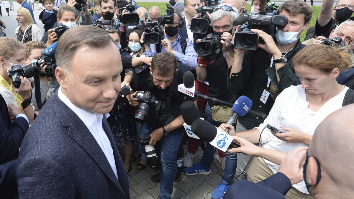 Andrzej Duda lengyel államfő, a kormányzó Jog és Igazságosság (PiS) jelöltje úságíróknak nyilatkozik, miután leadta szavazatát a lengyel elnökválasztás második fordulójában Krakkóban 2020. július 12-én. Andrzej Duda a szavazatok 43,5 százalékával megnyerte a lengyel elnökválasztás június 28-án tartott első fordulóját, a második fordulóban ellenfele Rafal Trzaskowski varsói főpolgármester, a fő ellenzéki erő, a Polgári Platform vezette koalíció jelöltje.