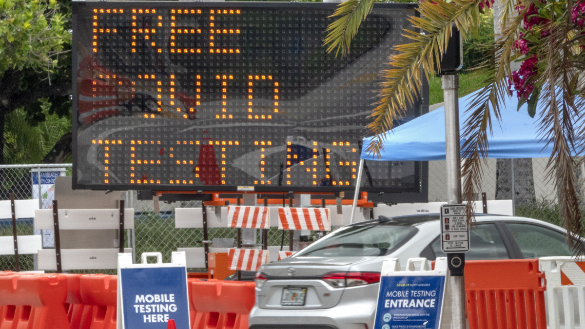 Miami Beach, 2020. július 13.Autós érkezik egy mobil tesztállomásra a Florida állambeli Miami Beach-ben 2020. július 12-én, a koronavírus-járvány idején. Floridában, az egyik legfertőzöttebb tagállamban 15 300 ezernél is több új fertőzöttet diagnosztizáltak az elmúlt napban. A koronavírus-járvány leginkább az Egyesült Államokat sújtja, eddig 3 millió 413 995 fertőzöttet regisztráltak, és 137 782-en életüket veszítették.