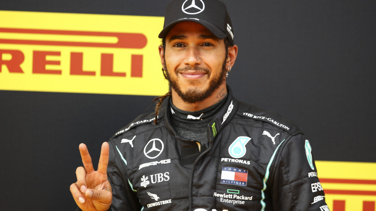 Lewis Hamilton, a Mercedes brit címvédője ünnepel, miután rajt-cél győzelmet aratott a Forma-1-es autós gyorsasági világbajnokság Stájer Nagydíján a spielbergi pályán 2020. július 12-én. A hatszoros világbajnok Hamilton pályafutása 85. futamgyőzelmét szerezte meg.