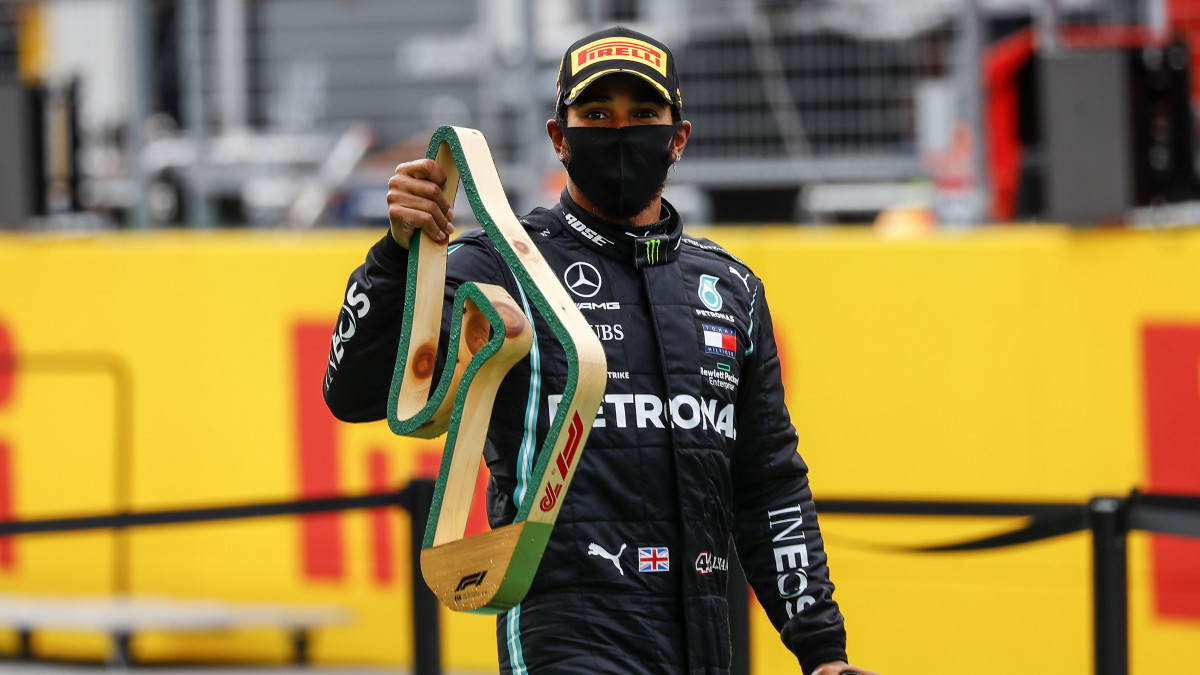 Lewis Hamilton, a Mercedes brit címvédője a győztesnek járó trófeával a Forma-1-es autós gyorsasági világbajnokság Stájer Nagydíjának eredményhirdetésén a spielbergi pályán 2020. július 12-én. A hatszoros világbajnok Hamilton rajt-cél győzelmet aratott megszerezve pályafutása 85. futamgyőzelmét.